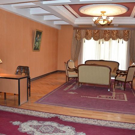 Ganja Hotel Buitenkant foto