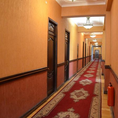 Ganja Hotel Buitenkant foto
