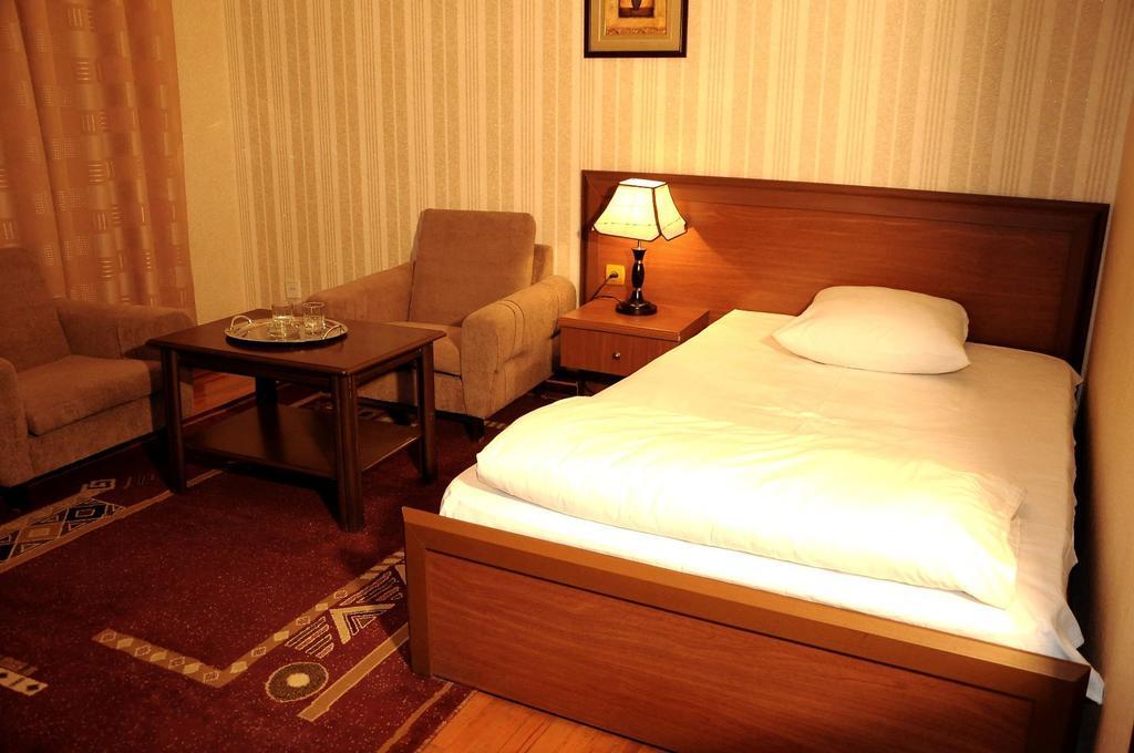 Ganja Hotel Buitenkant foto