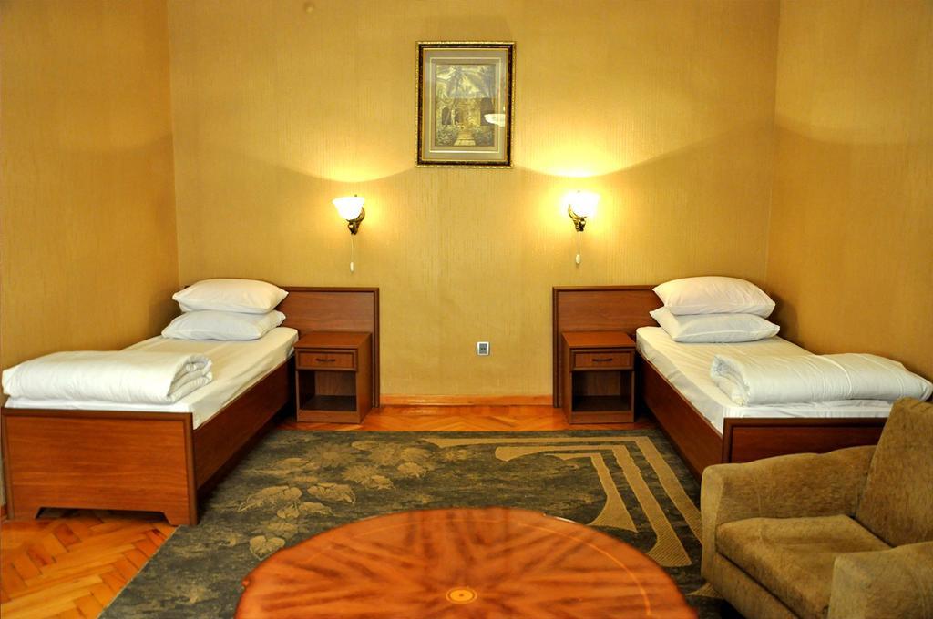 Ganja Hotel Buitenkant foto