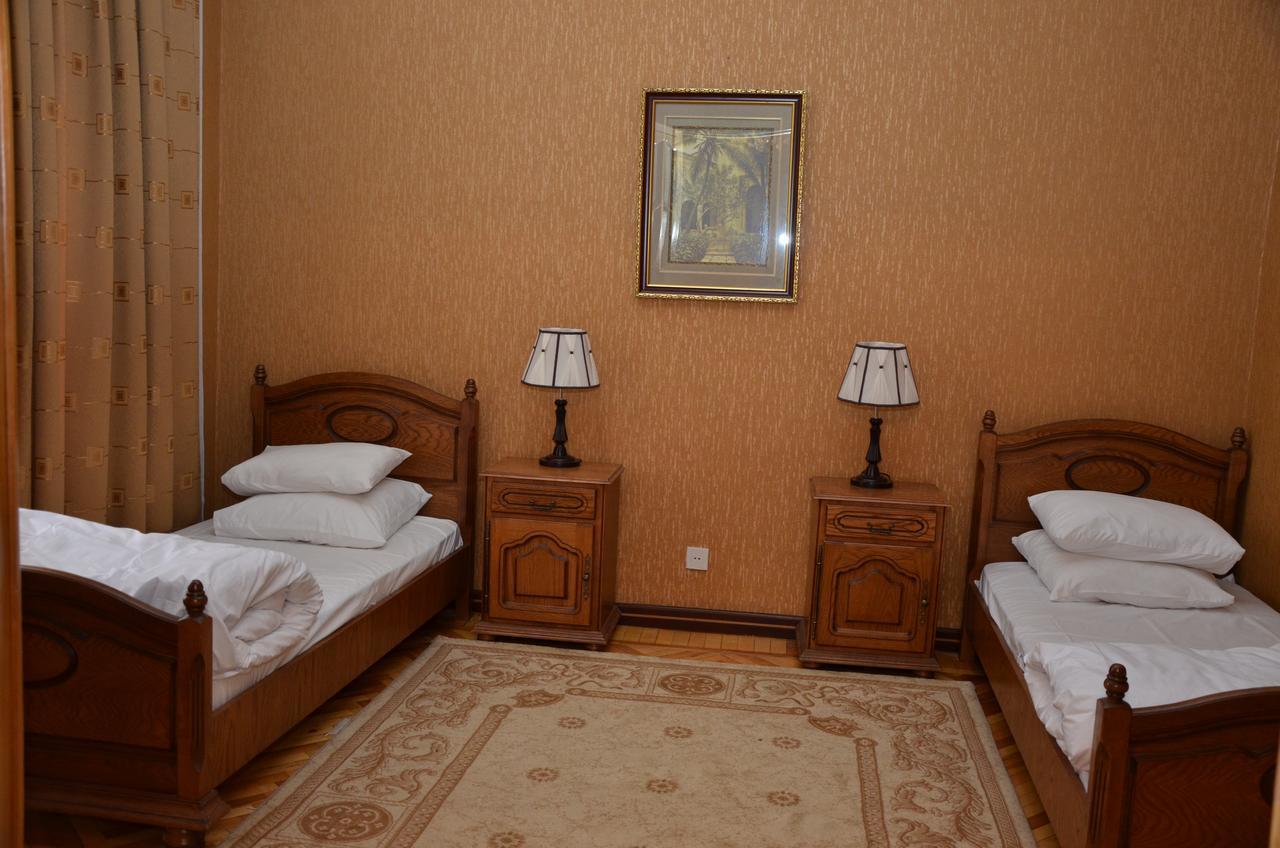 Ganja Hotel Buitenkant foto