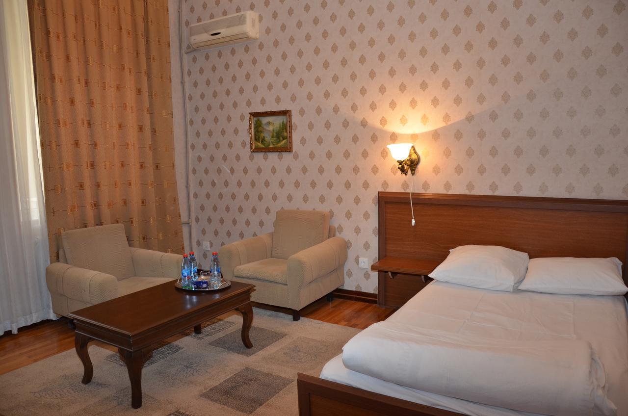 Ganja Hotel Buitenkant foto